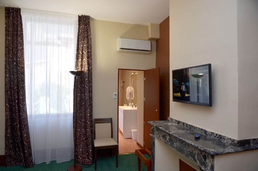 Hotel Heliot 66/66