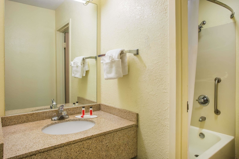 Days Inn by Wyndham Florence Near Civic Center 13/47
