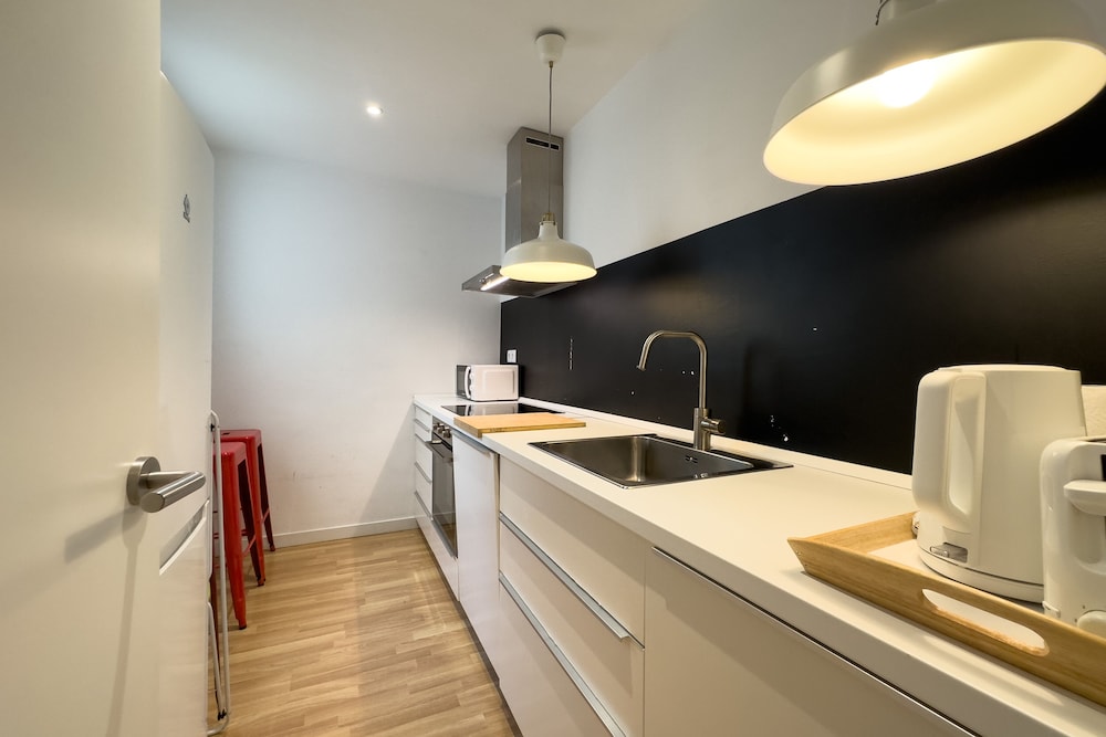 4 Bedrooms, Family, Apartment, 4 Beds, 2 Double Beds, 2 Bathrooms، Animapartments Sants 5/7