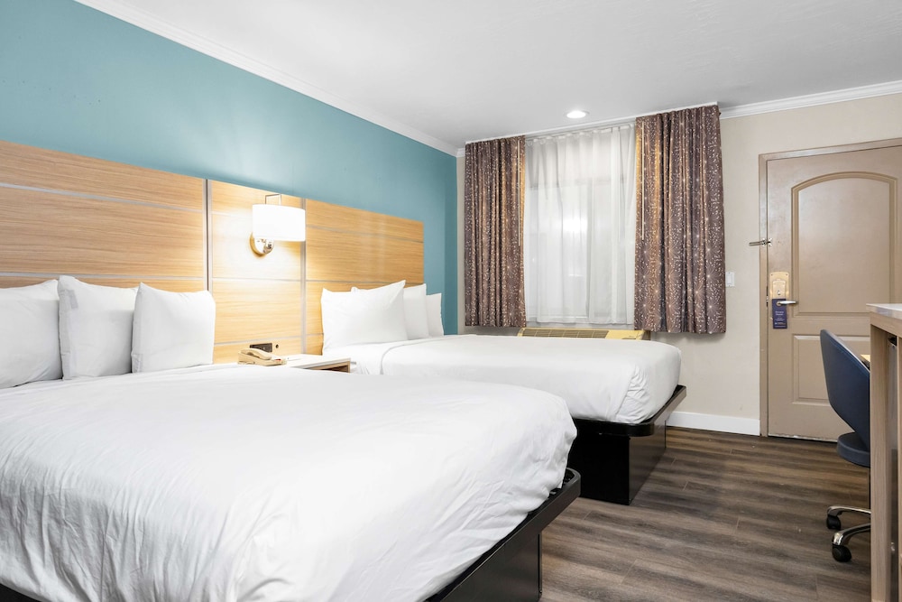 STANDARD, 2 DOUBLE BEDS