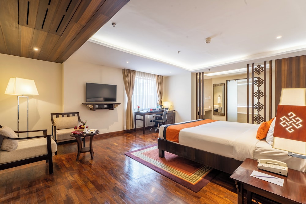 DELUXE, KING BED
