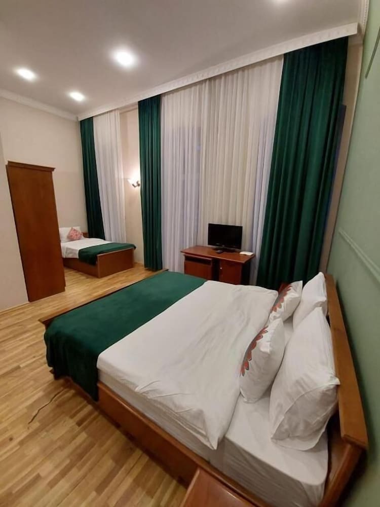 غرفة عائلية ثلاثية بسرير كوين وسرير فردي، Swan Hotel 2/7