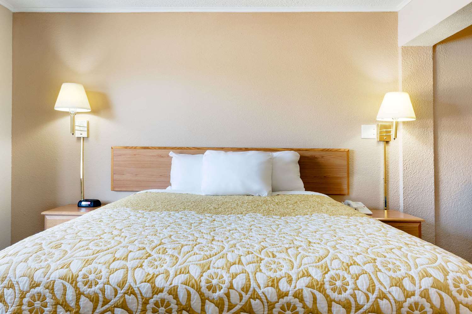 Days Inn by Wyndham Fairmont 6/8