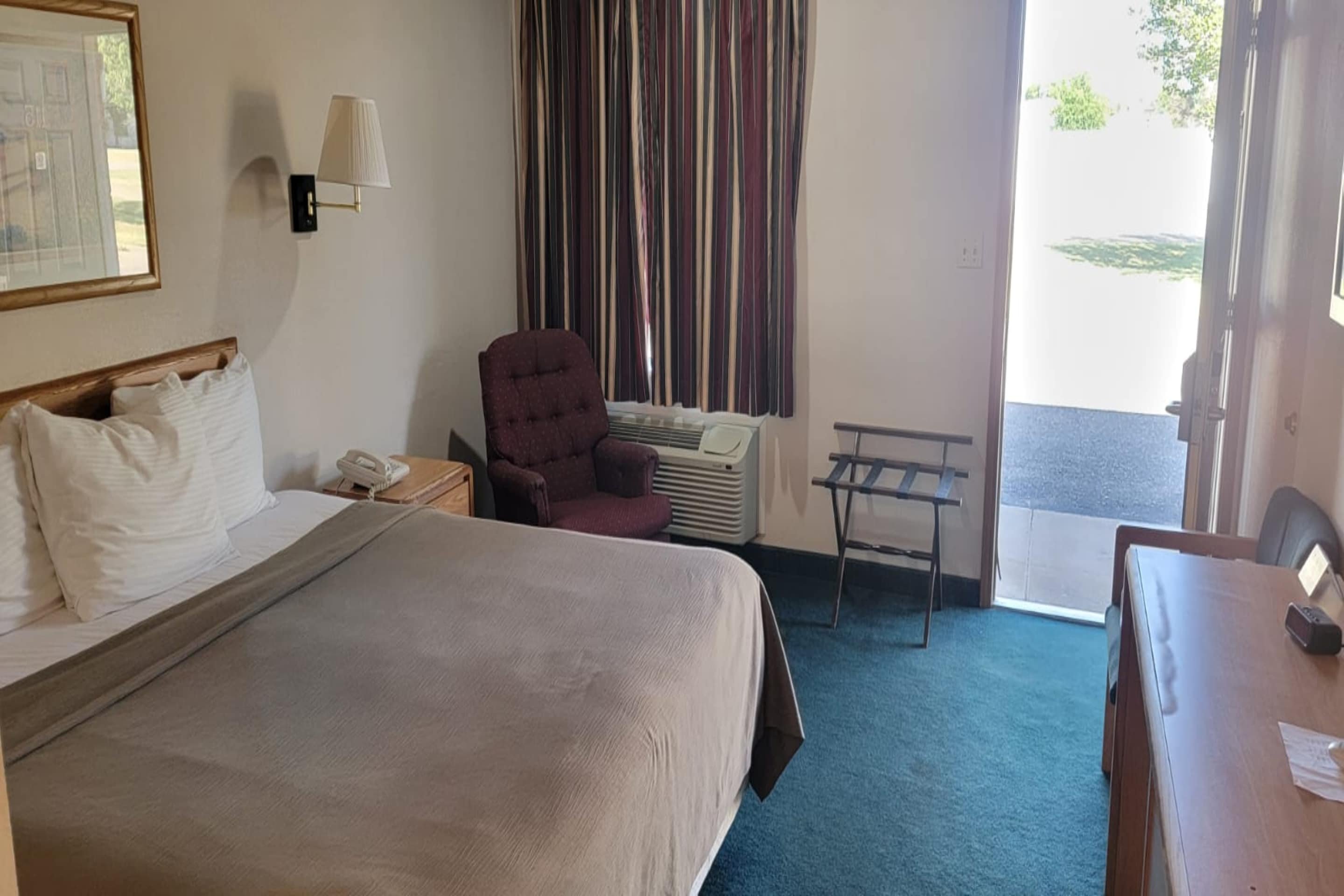 HomeTown Inn By OYO Texhoma, OK 8/50