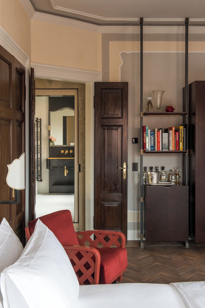 SUITE, POOL ACCESS