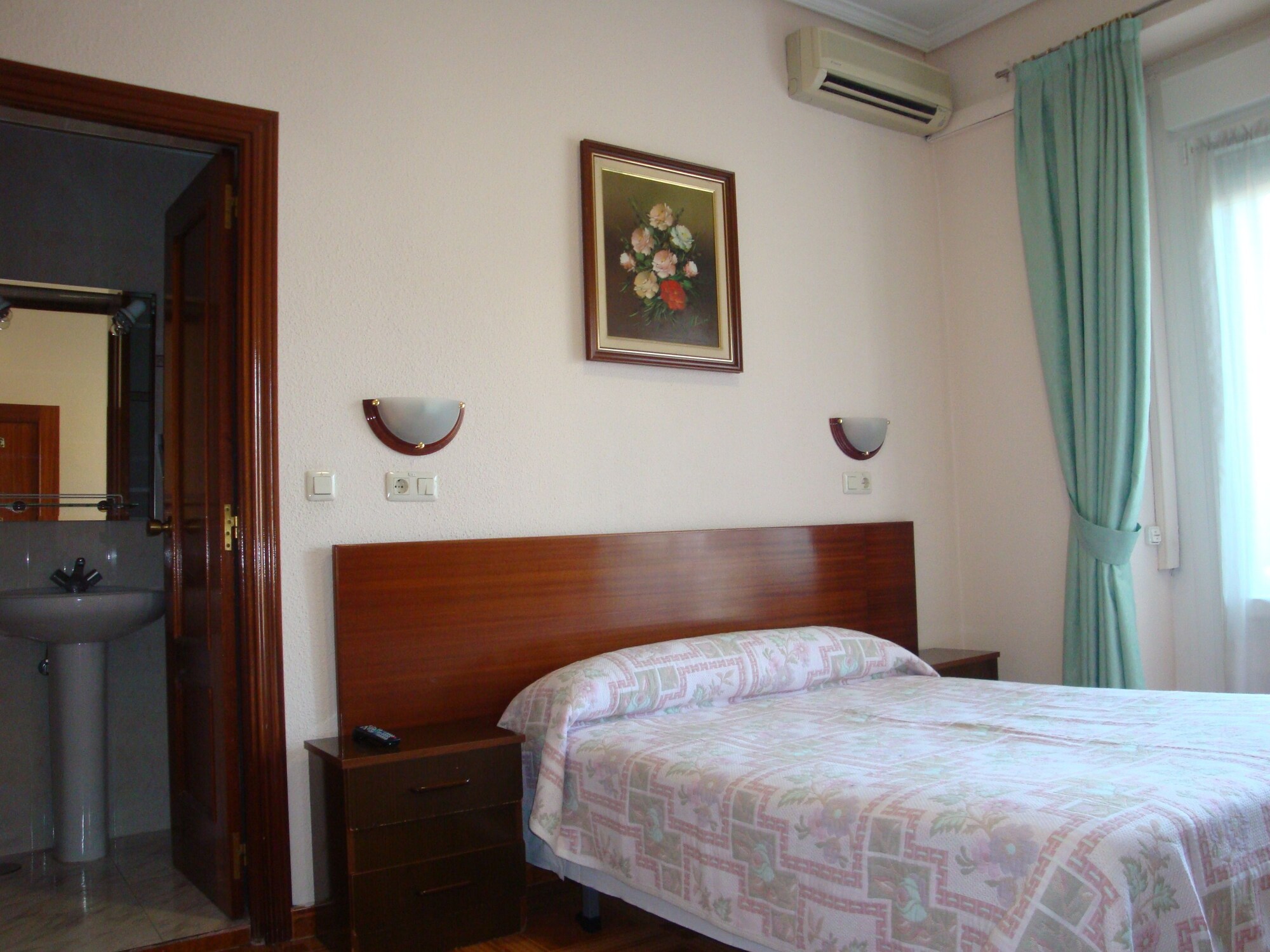 ROOM, DOUBLE BED