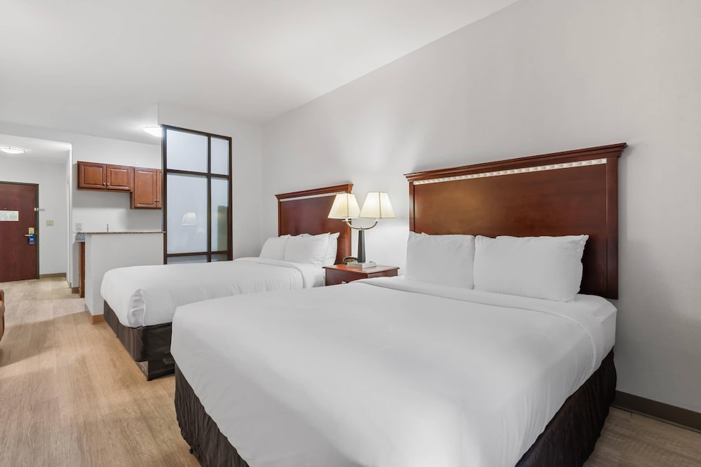 Suite, 2 Queen Beds, City or Lake View, Kitchenette