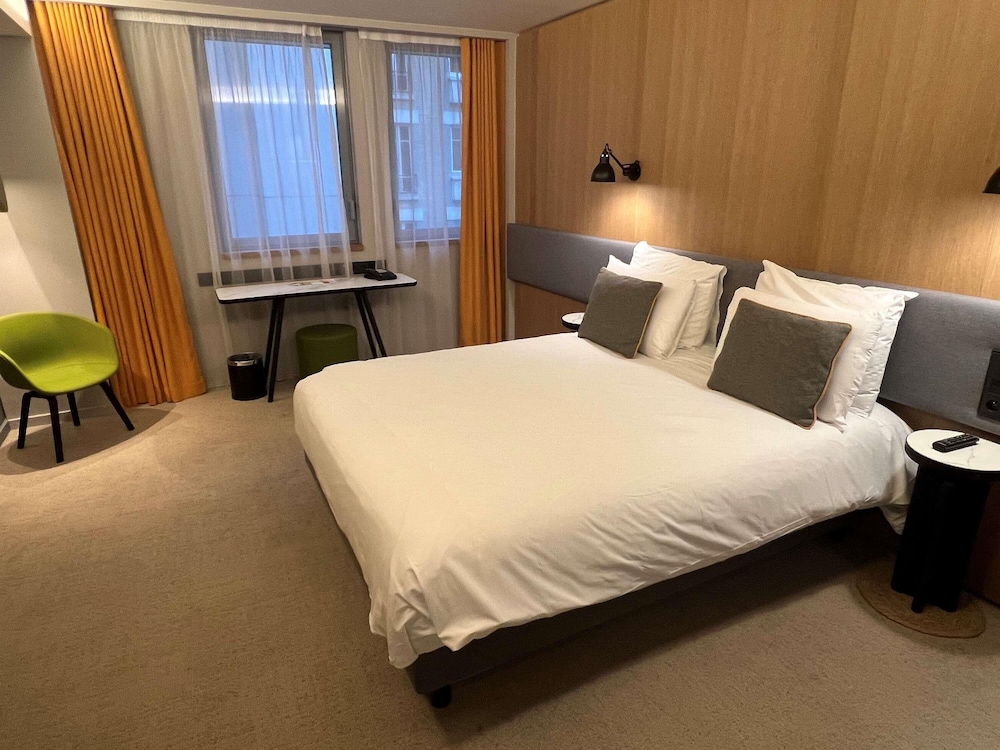 SUPERIOR, QUEEN BED