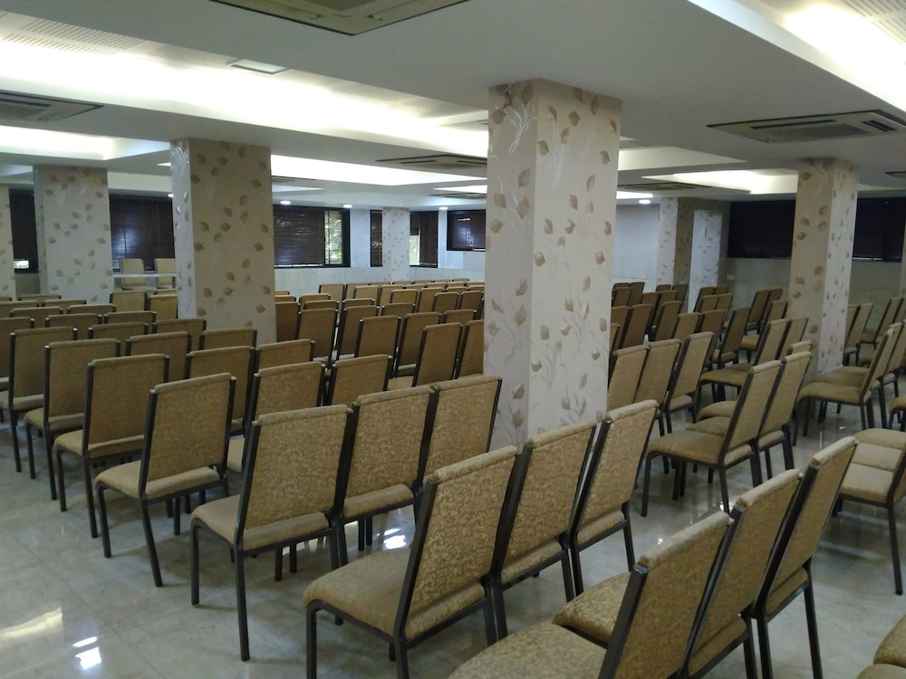 HOTEL MAHARANA INN 37/50