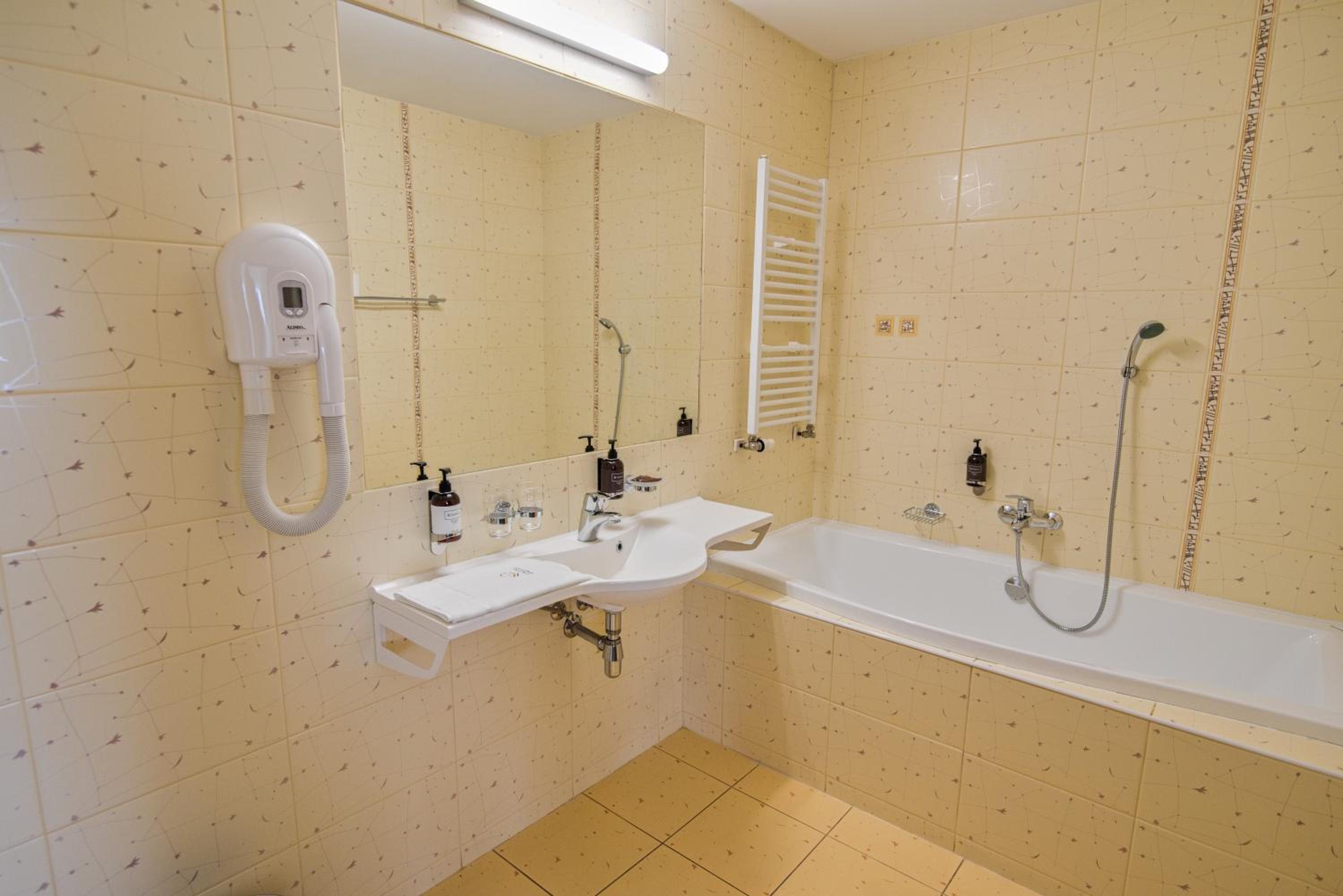 Hotel Grand 50/50