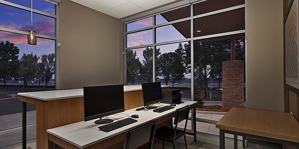 Holiday Inn Express Suites Portland Airport Cascade Stn 42/49