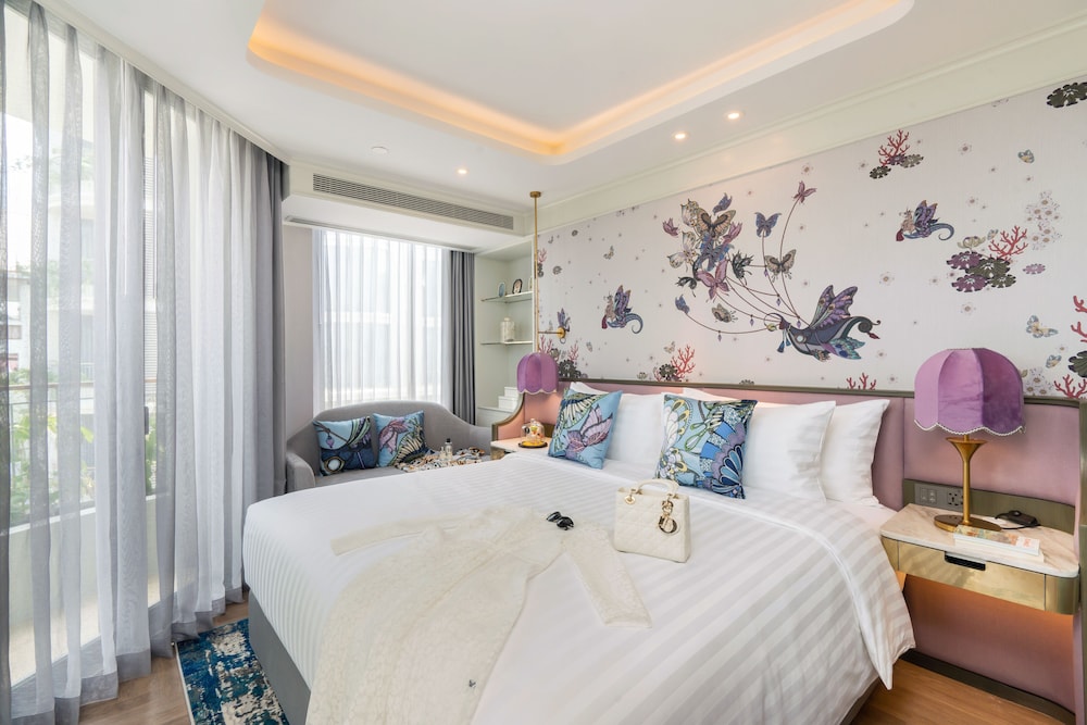 RIVERFRONT BALCONY SUITE