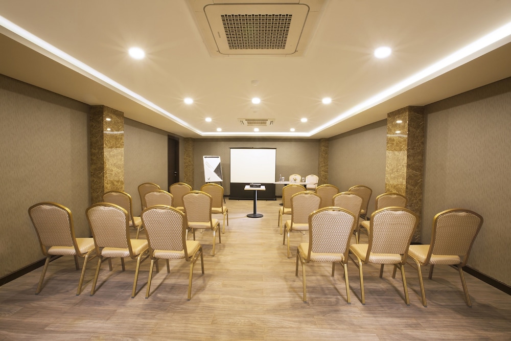Verse Lite Hotel Gajah Mada 55/67