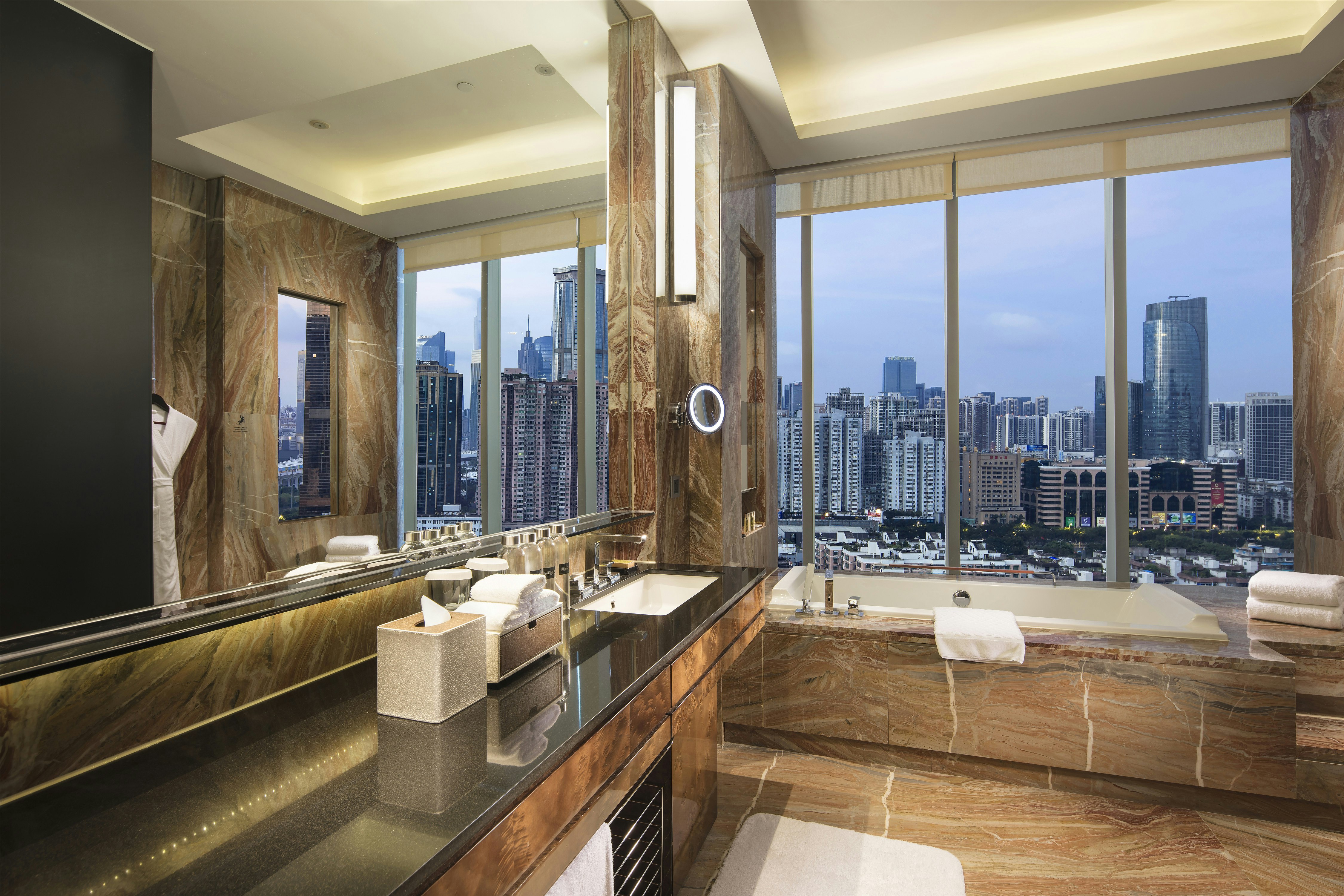 جناح جونيور ركني، Hilton Guangzhou Tianhe 4/4