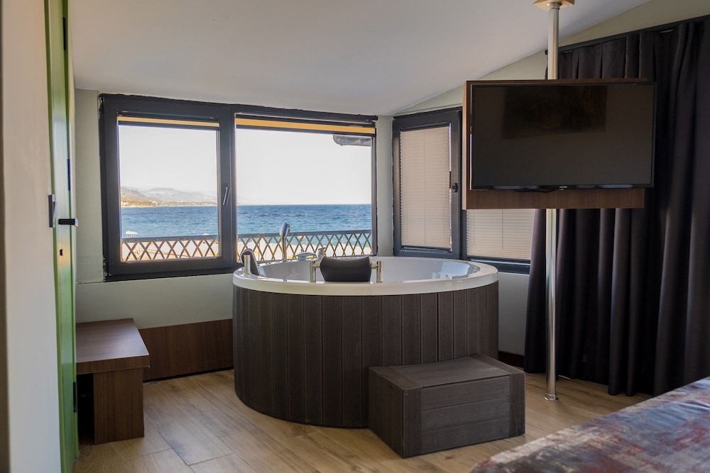 Assos Troy Otel 33/50