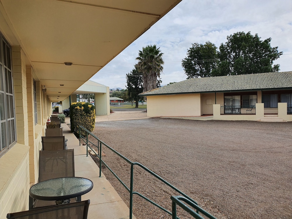 Mcnevins Tamworth 4/37