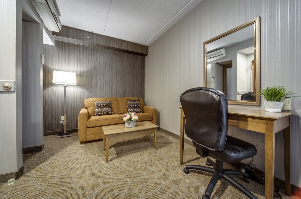 Monte Carlo Inn Airport Suites 48/68