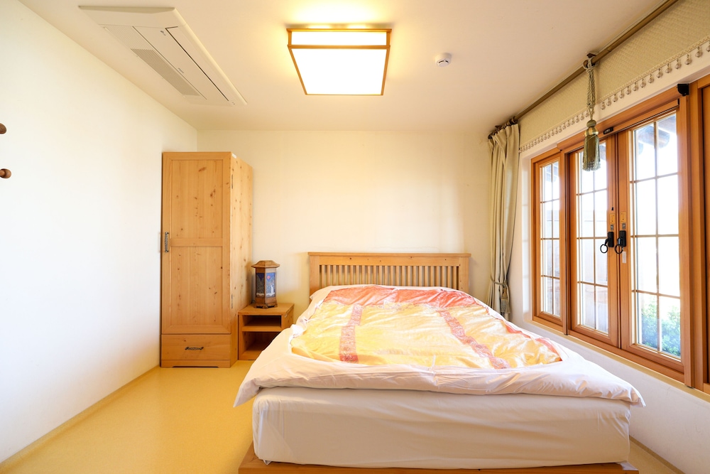 DELUXE, DOUBLE BED