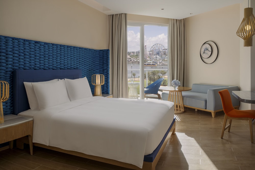 Fireworks, King Bed, Park View, Balcony