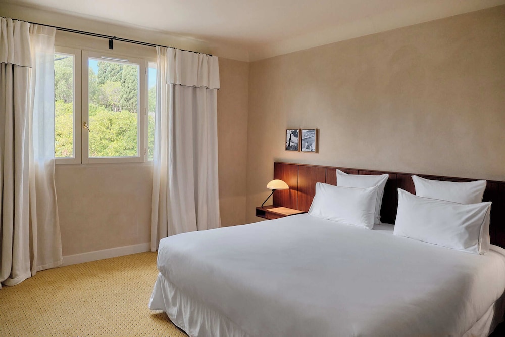 Superior, Queen Bed, Village View