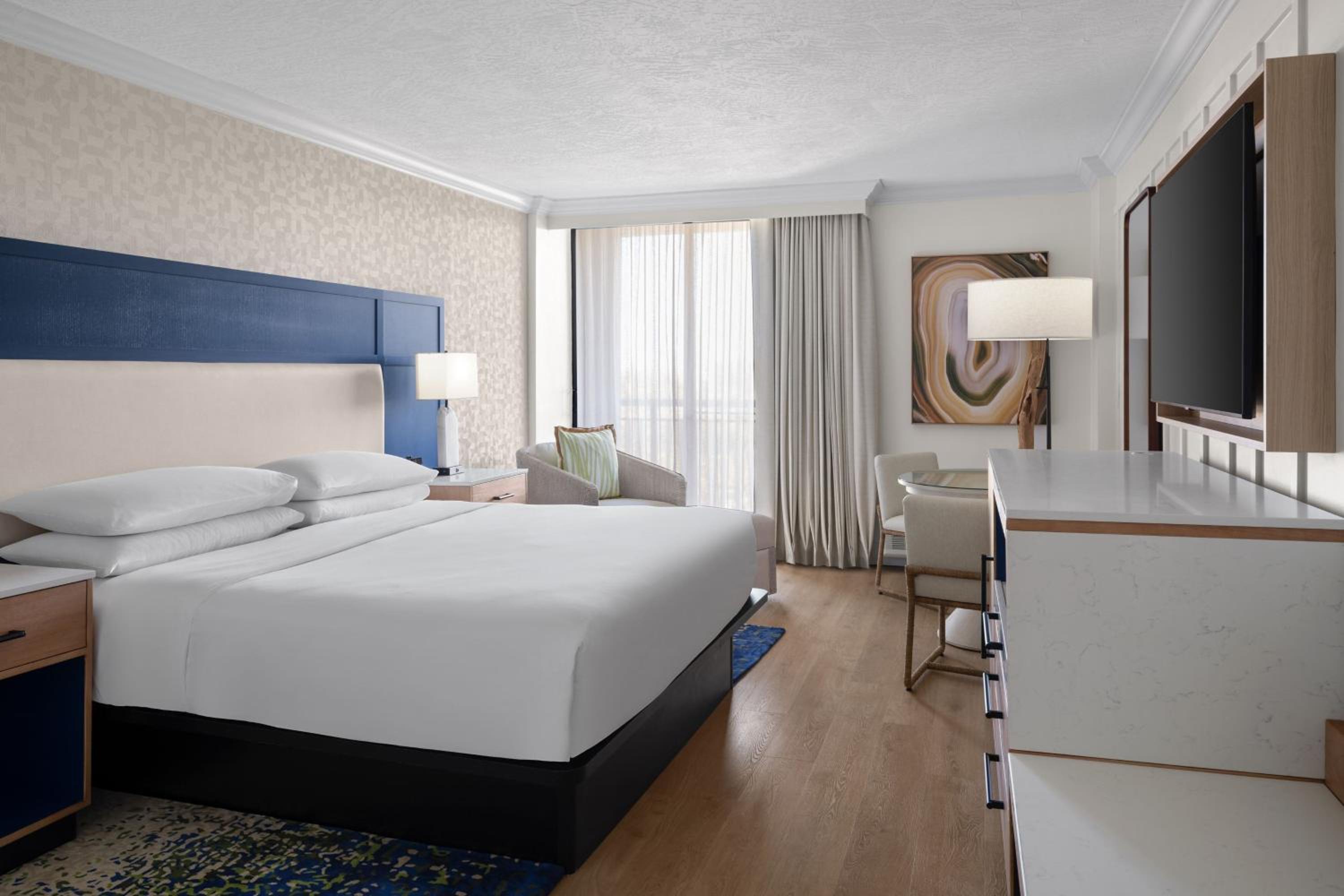 Guest Room, King Bed, Gulf Side, Pool Side, Balcony