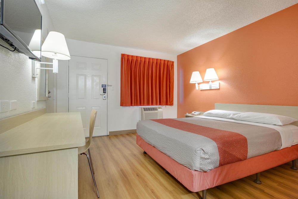 Motel6 Tempe, AZ - Broadway - ASU 25/63
