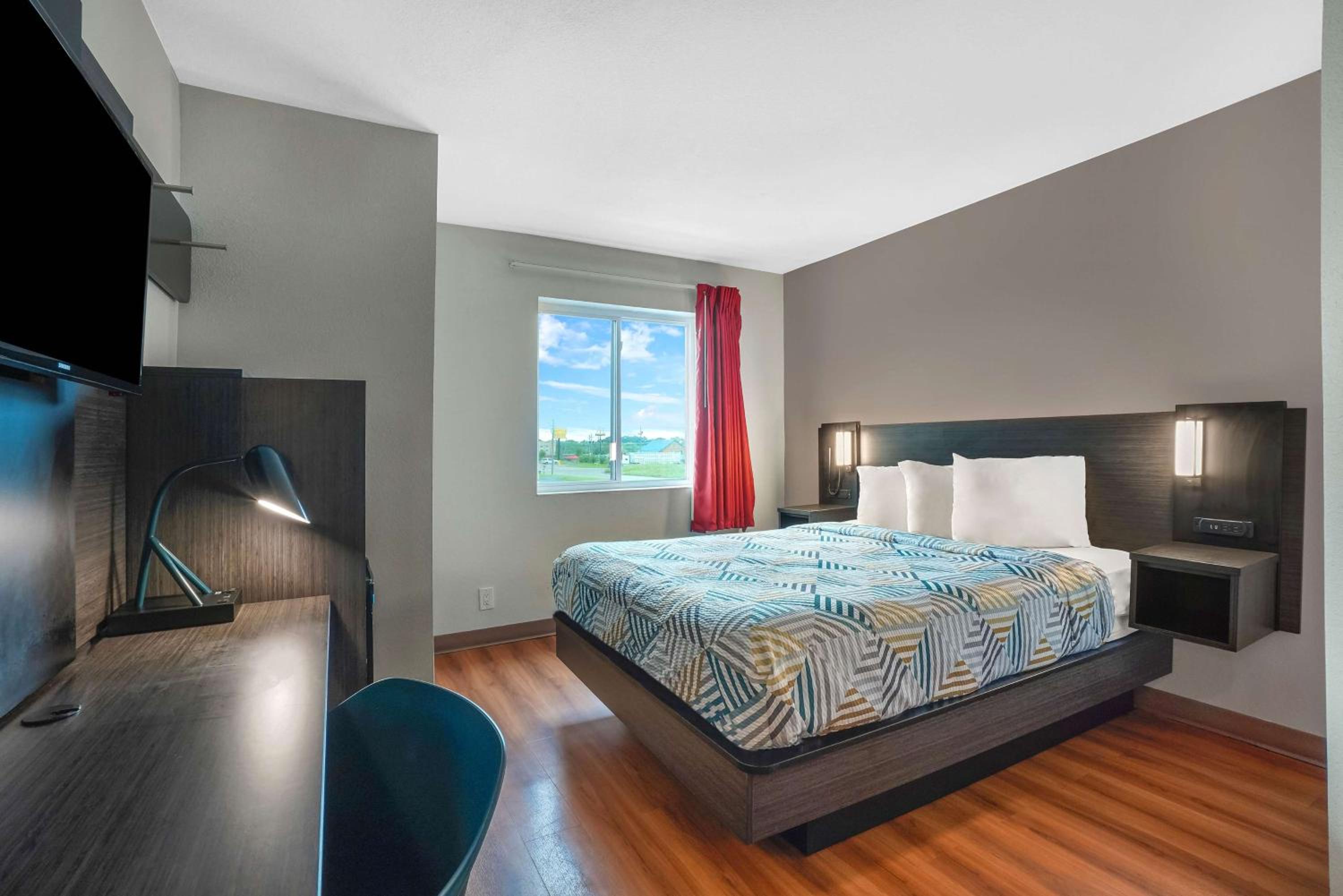 DELUXE, QUEEN BED, SMOKING