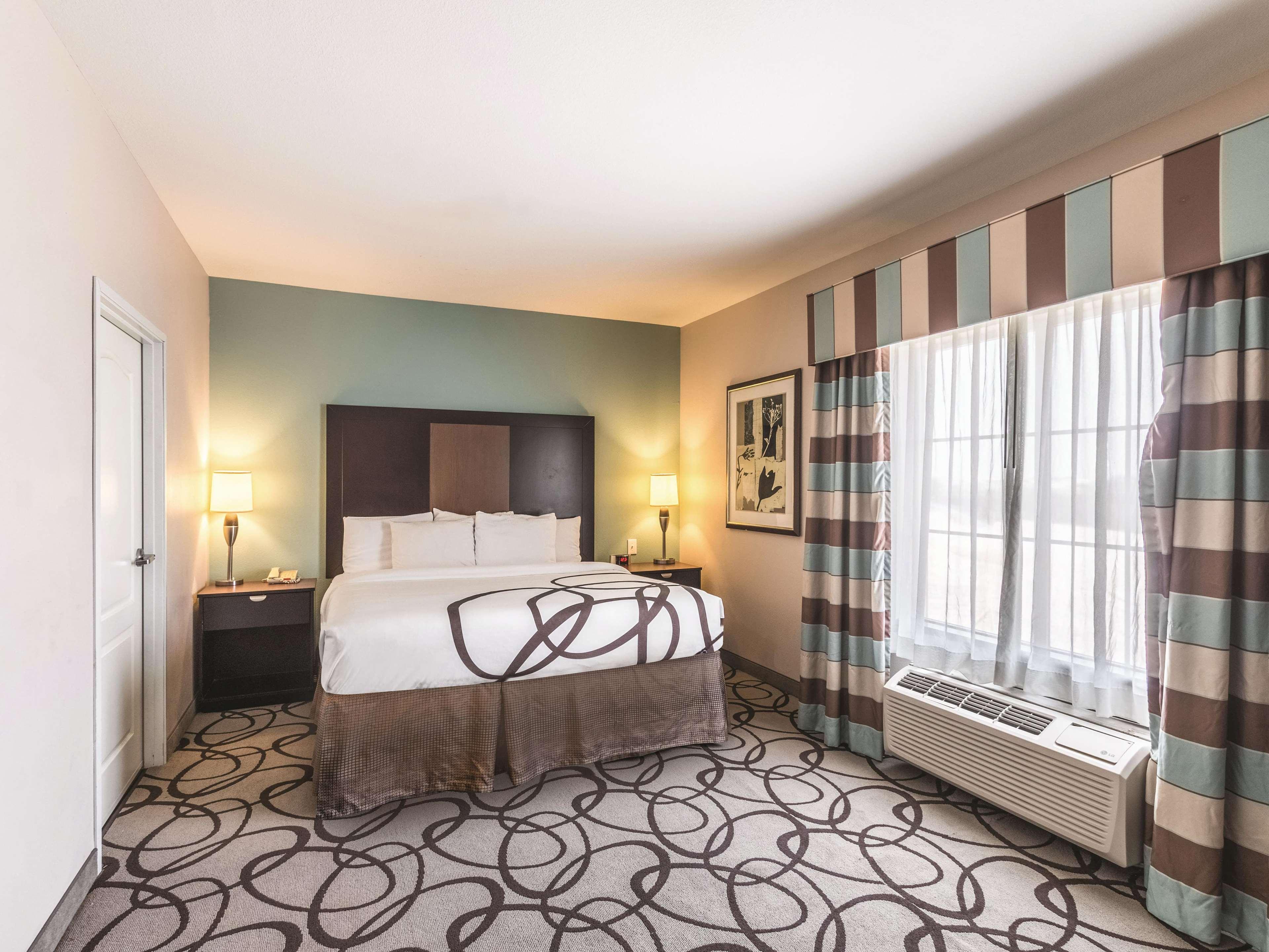1 Bedroom, Presidential, Suite, King Bed, Pool or City View