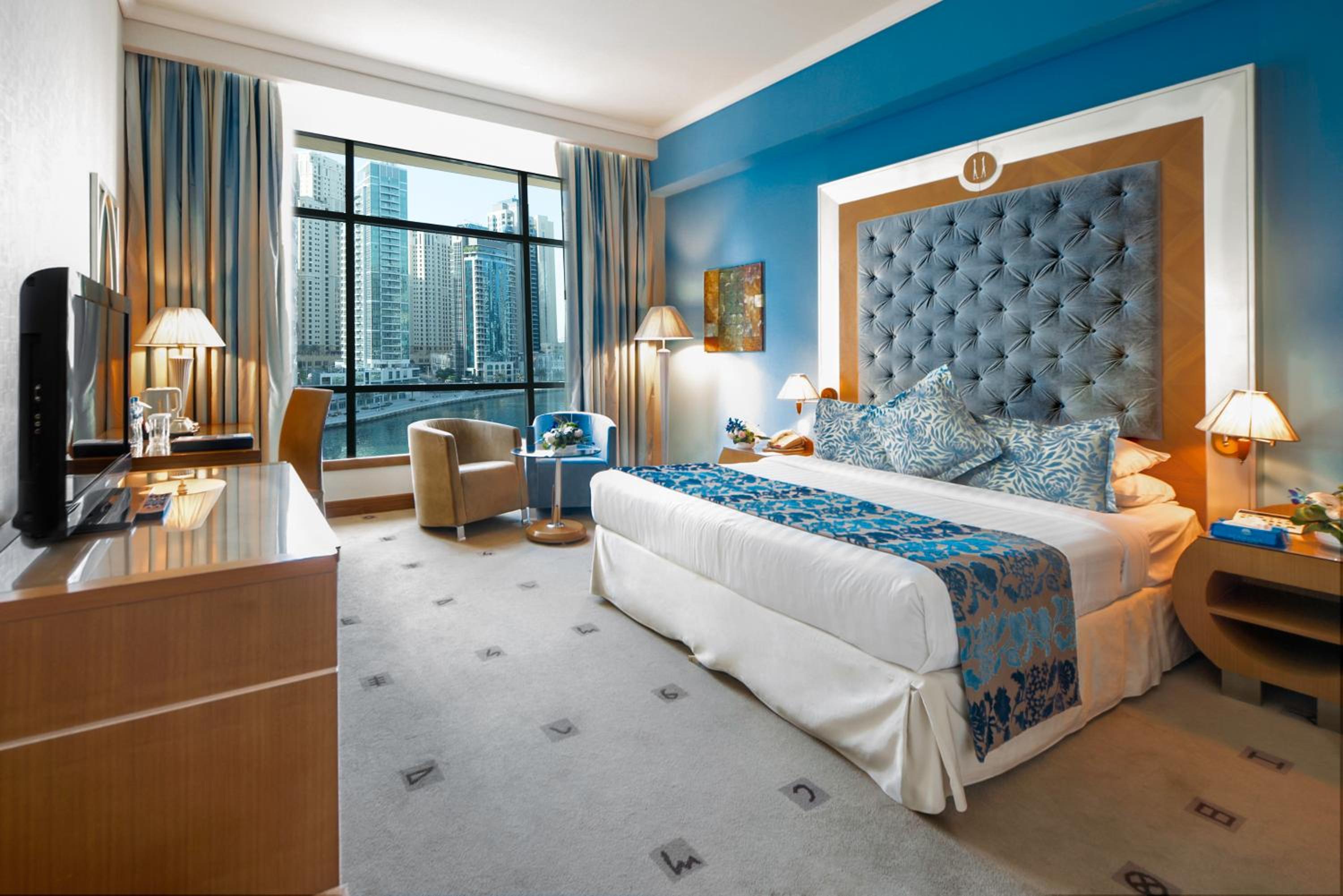 Spa, Deluxe, King Bed, Marina View, Living Area