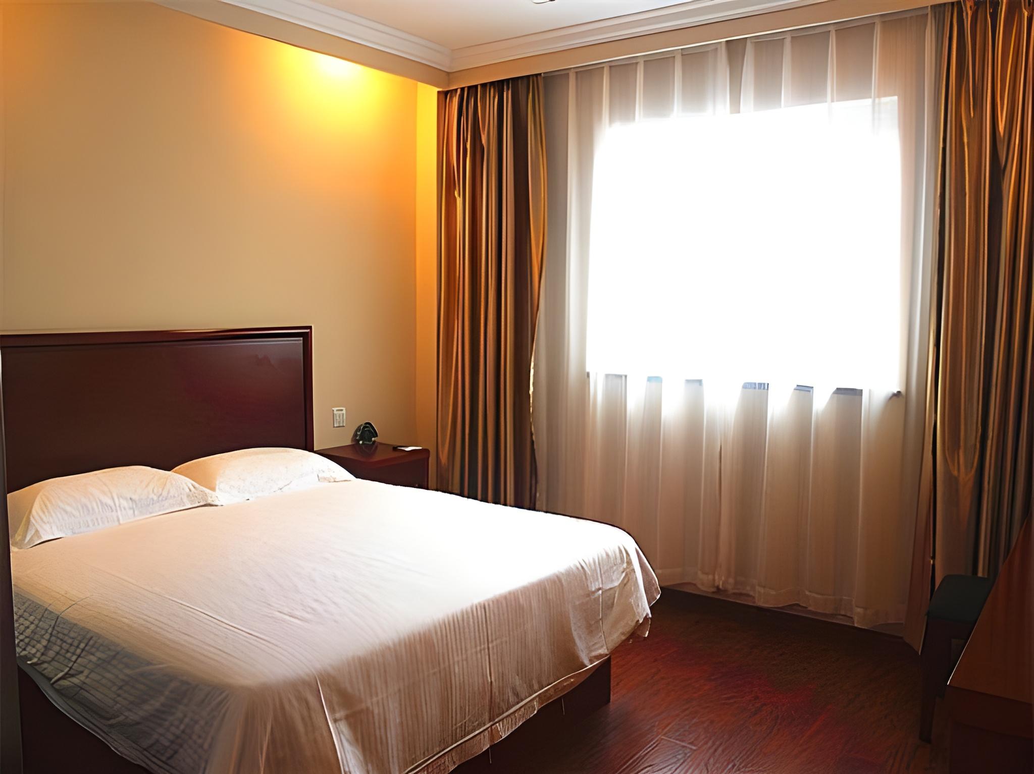 ROOM, SINGLE