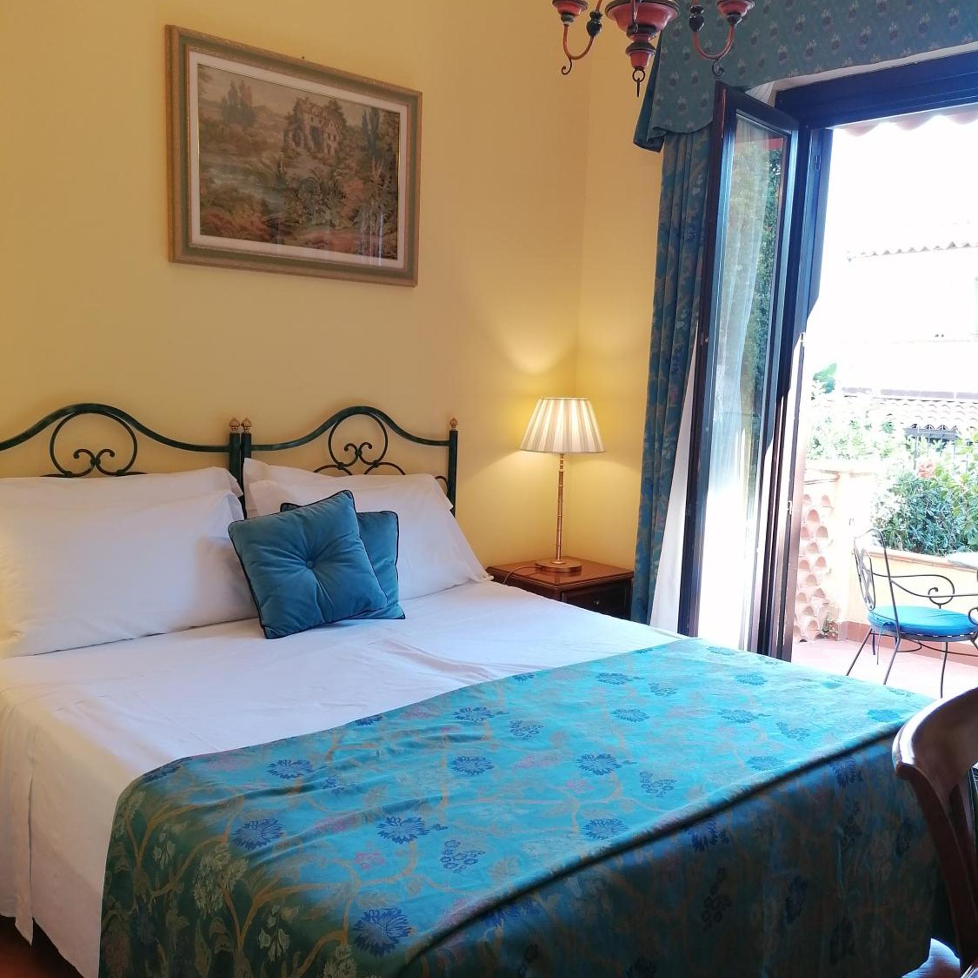 Room, Double or Twin Bed, Lateral Side Sea View