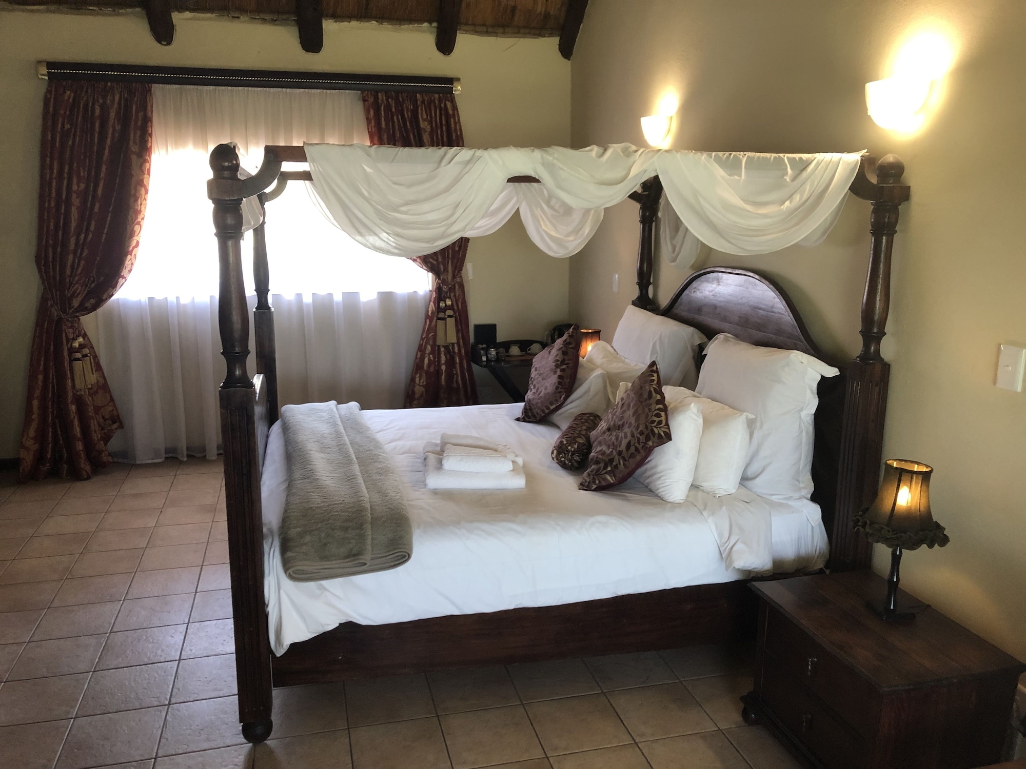 Bridal, Mahogany, Superior, Suite, King Bed