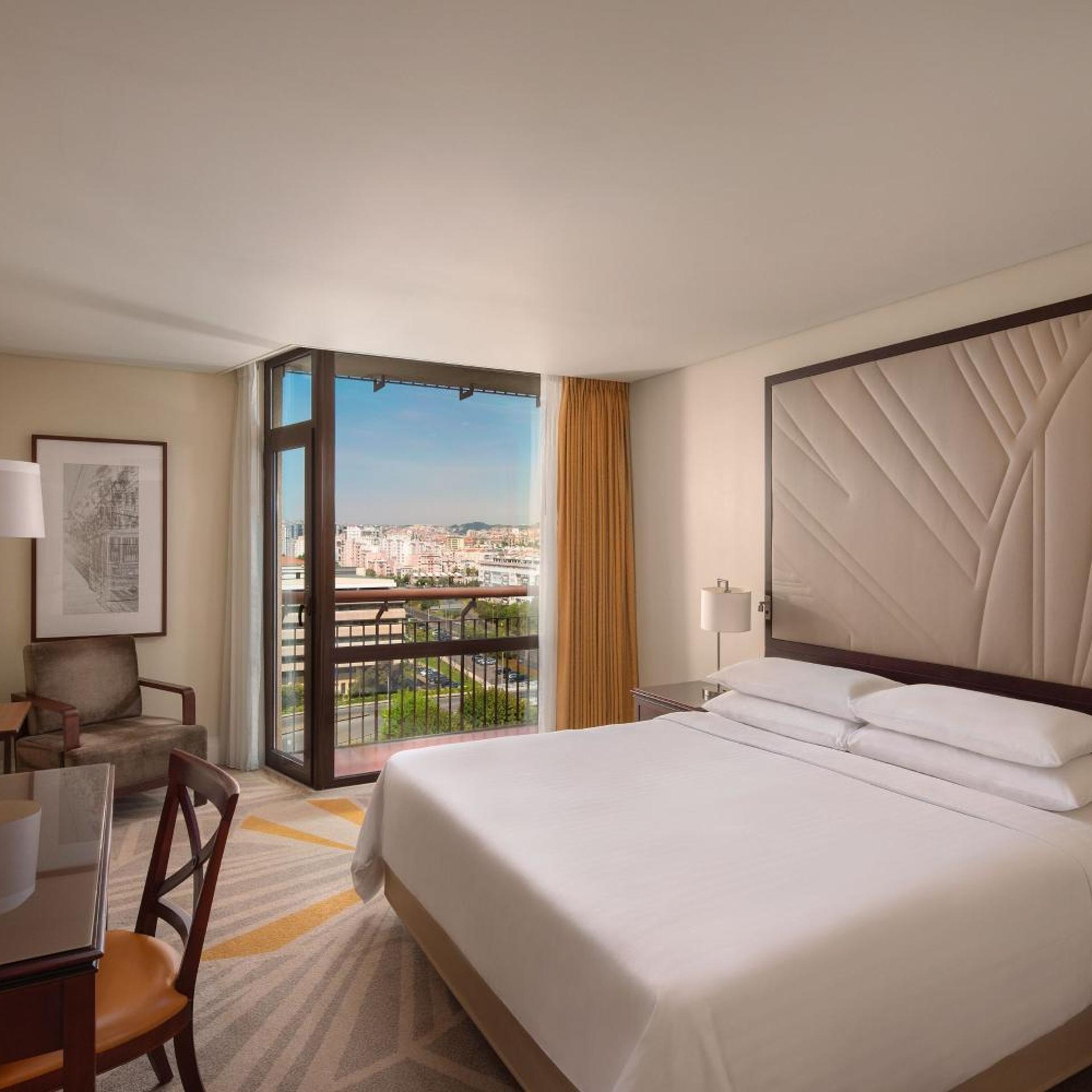Renovated, Guest Room, King Bed, Pool View