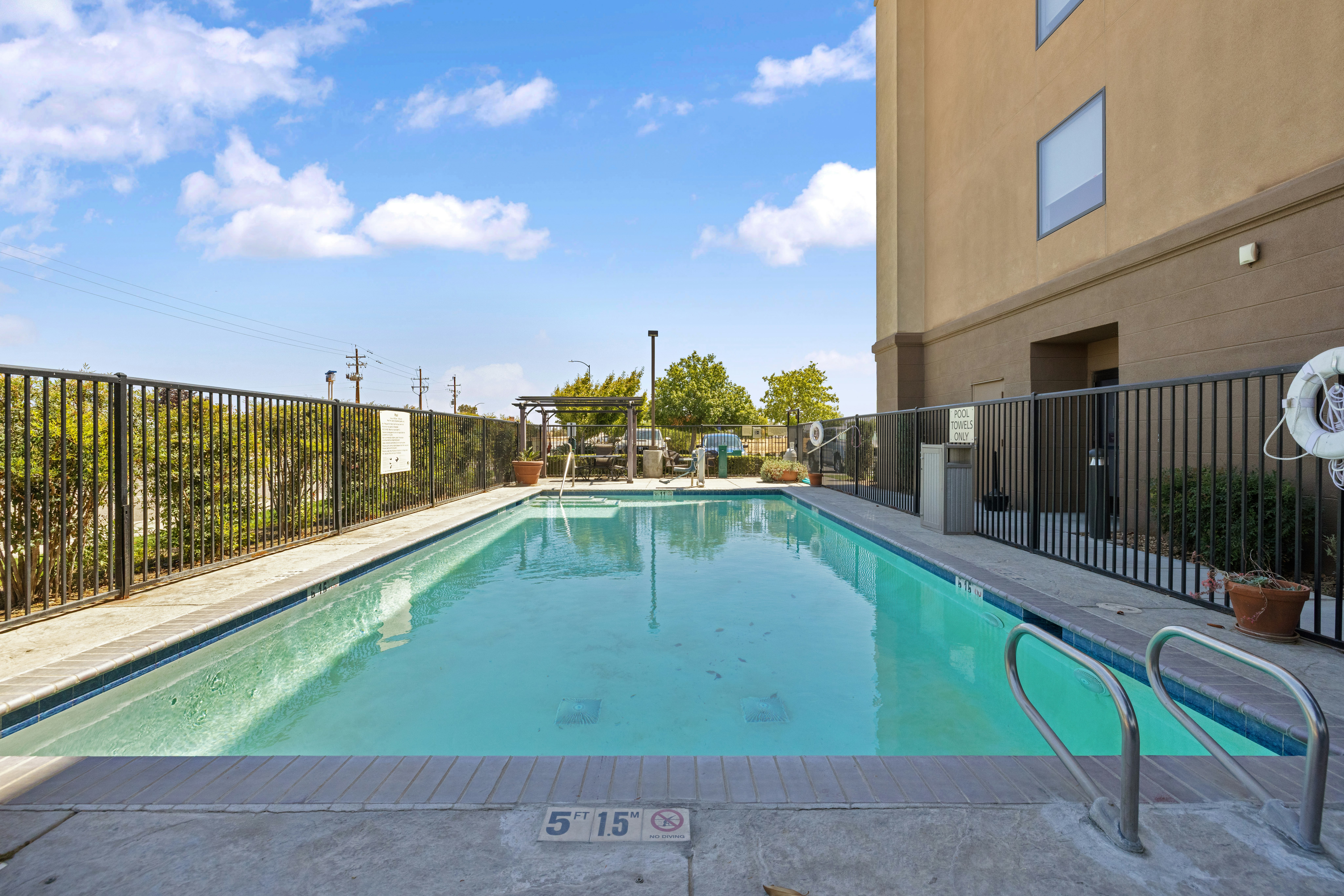 Hampton Inn Suites Madera 31/47