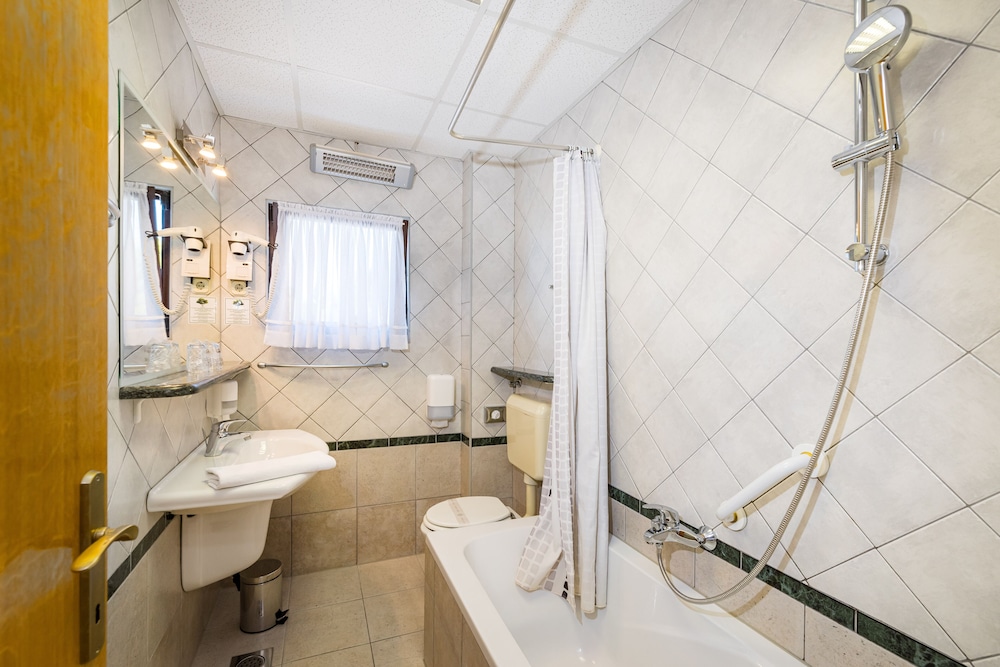 HOTEL VICKO 48/50
