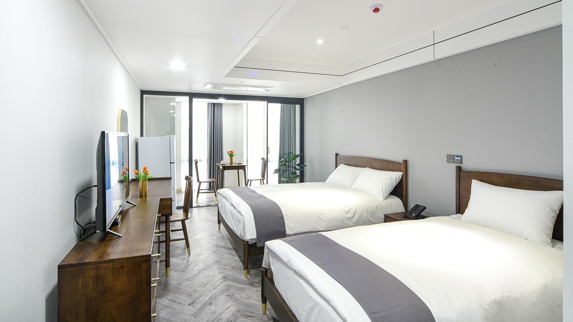 High, Deluxe, Twin Beds, 1 Double and 1 Single Bed, Partial Ocean View