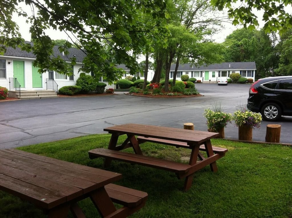 Founder's Brook Motel & Suites 24/48