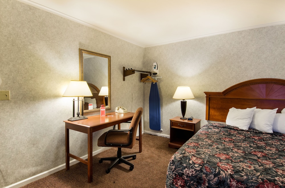 Econo Lodge Inn and Suites Northborough MA 4/22