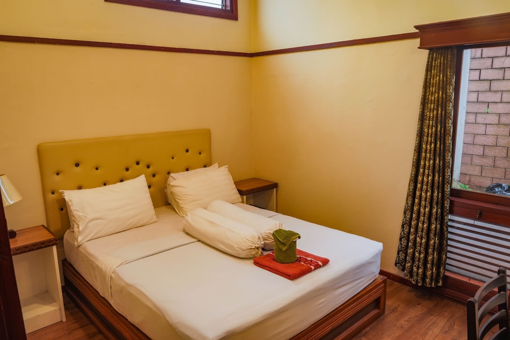 VILLA, 4 QUEEN BEDS