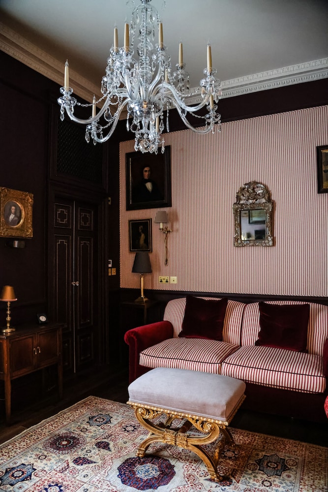 Henry's Townhouse 39/53