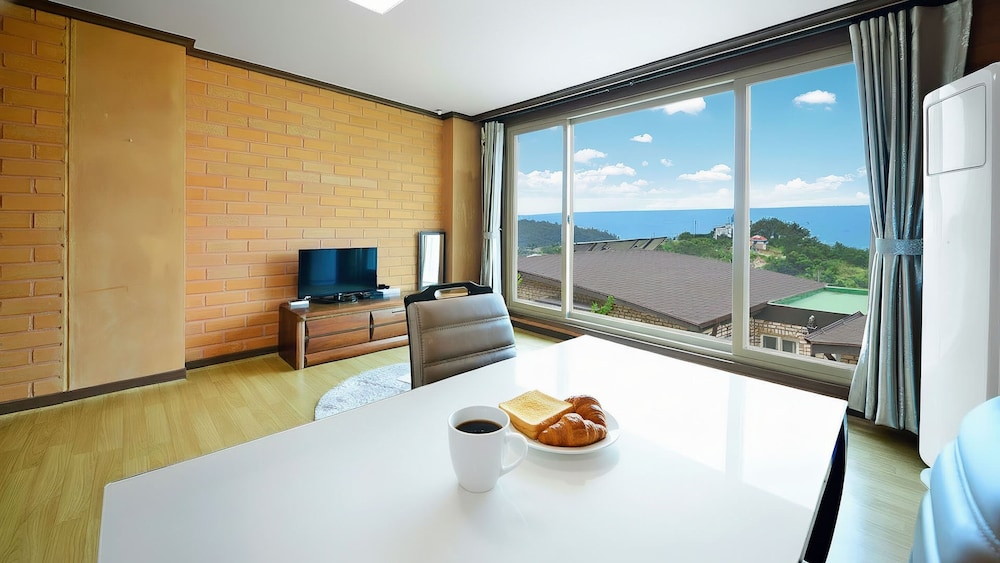 Yeosu Hwangto Pension 20/50