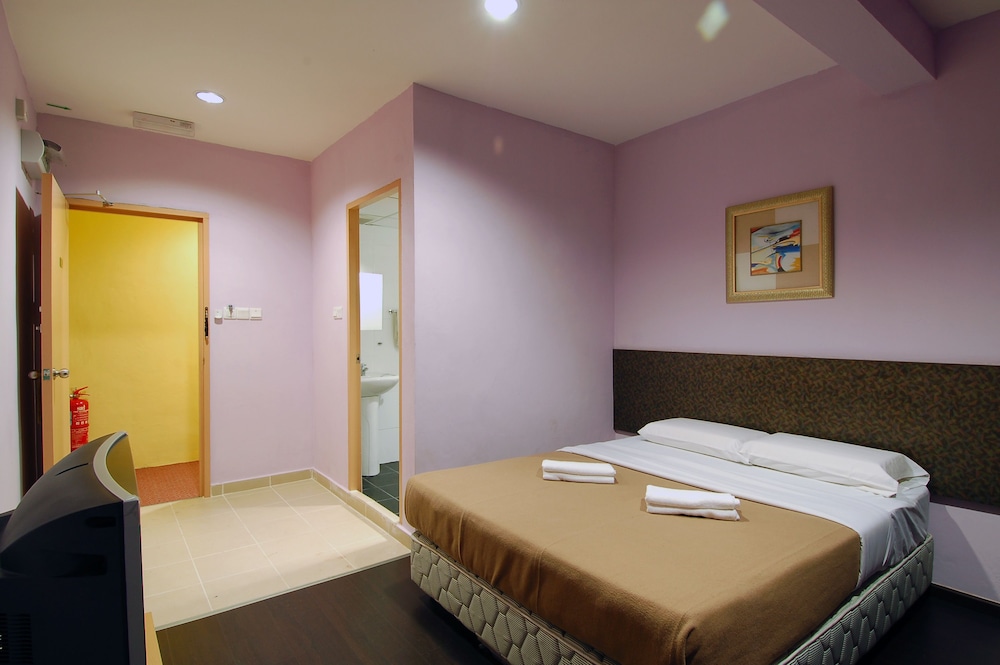 DELUXE, QUEEN BED, CITY VIEW