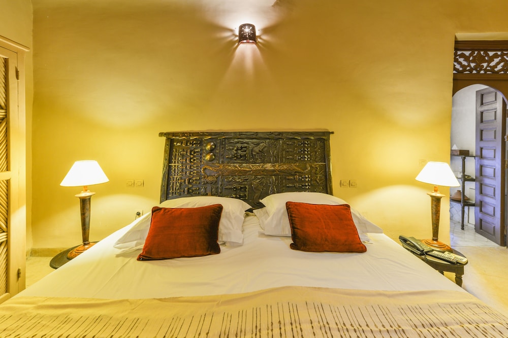 ROOM, TRIPLE, 1 KING AND 1 SINGLE BEDS