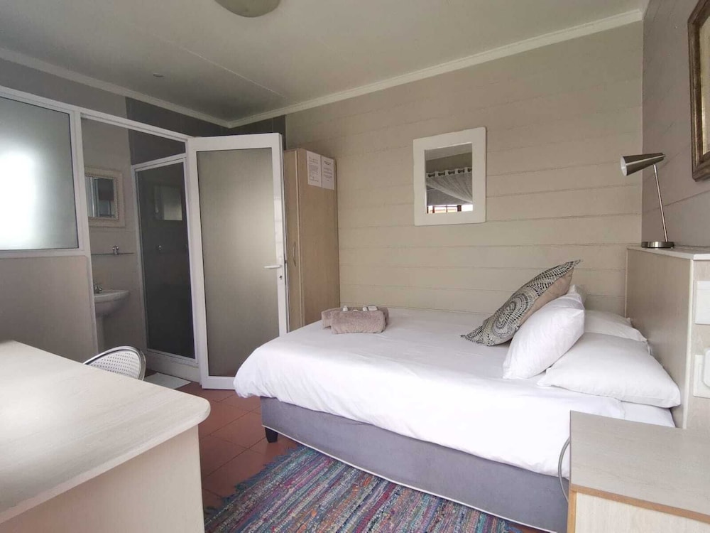 Rene's Guesthouse 12/45