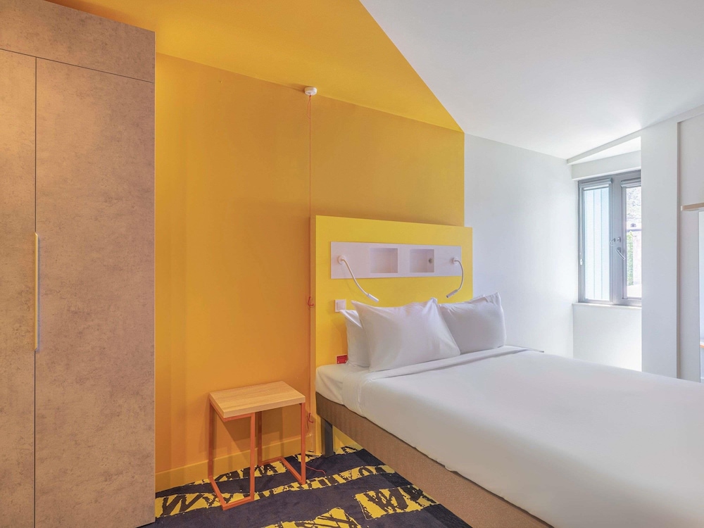 Smart, Triple, 1 Queen and 1 Single Bed