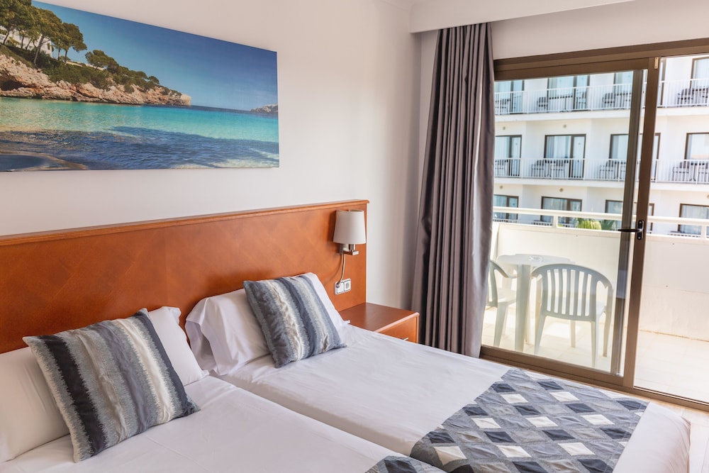 R2 Veronica Beach Hotel 12/48