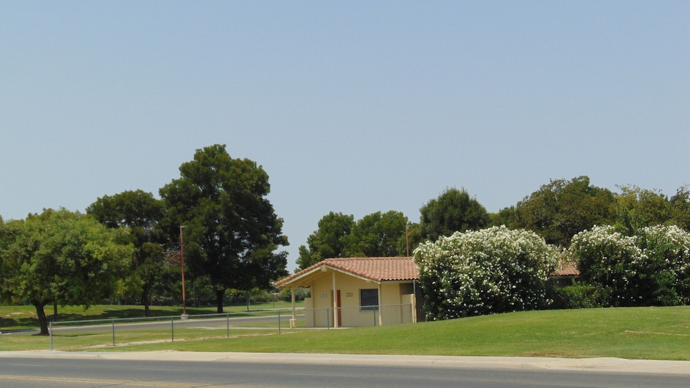 CORCORAN COUNTRY INN 43/48