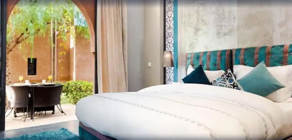 DELUXE, TWIN BEDS