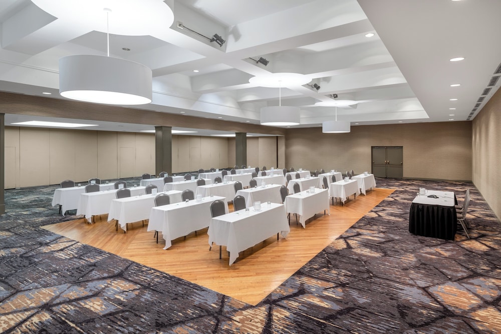 Holiday Inn Suites Pittsfield Berkshires 74/80