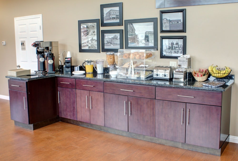 Luxbury Inn & Suites 5/34